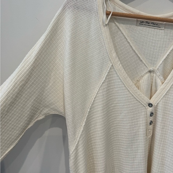 We The Free Citrine Ivory Knit Raw edge boho V-Neck Top M Oversized and relaxed - Picture 8 of 16